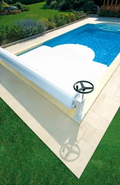 Manu Handmatig Oprolsysteem - Tot 3,5 Meter - Wit -KOKID Spa Winkel manu ambiance 1 2